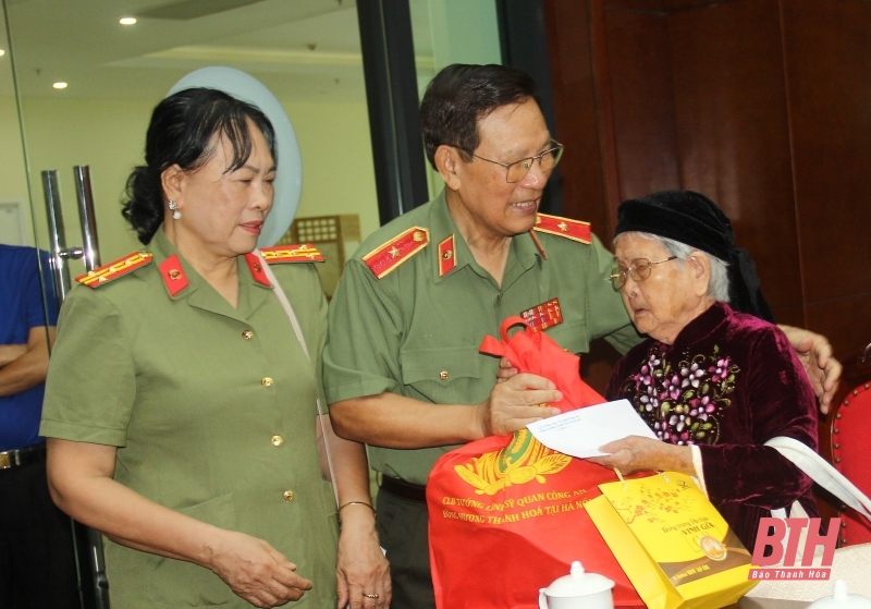 CLB tướng lĩnh, sĩ quan Công an đồng hương Thanh Hóa tại Hà Nội trao quà cho các đối tượng chính sách