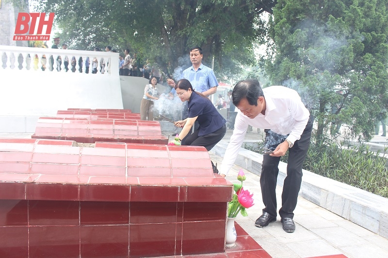 Phó Chủ tịch HĐND tỉnh Nguyễn Quang Hải viếng nghĩa trang liệt sĩ và thăm, tặng quà các gia đình chính sách tại Như Xuân