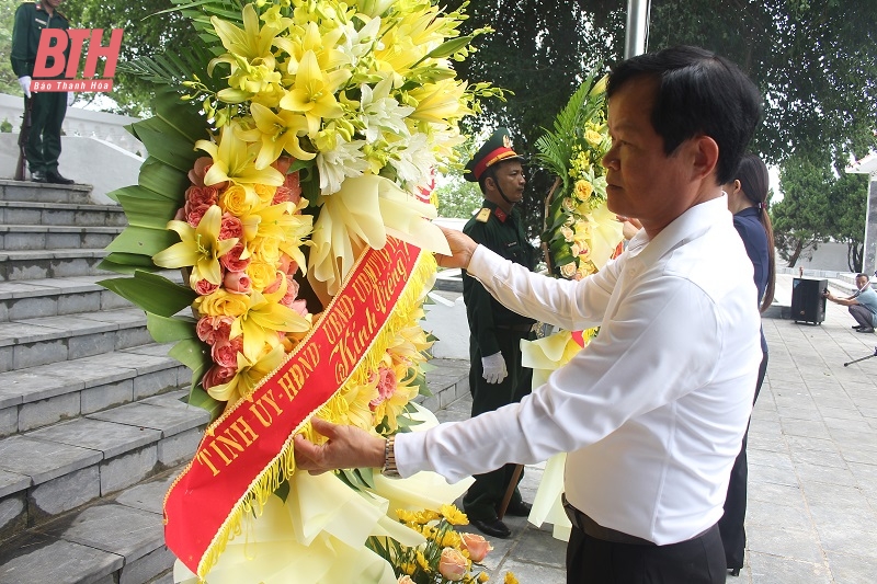 Phó Chủ tịch HĐND tỉnh Nguyễn Quang Hải viếng nghĩa trang liệt sĩ và thăm, tặng quà các gia đình chính sách tại Như Xuân