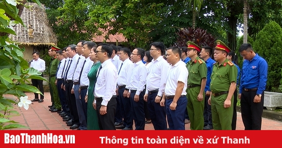 Tho Xuan district leaders offer flowers and incense at Yen Truong Revolutionary Historical Relic