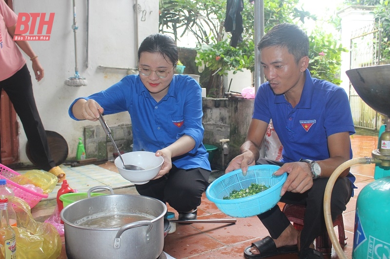 Tỉnh đoàn thăm, tặng quà cho các gia đình chính sách và tổ chức “Bữa cơm tri ân - Ấm áp nghĩa tình”