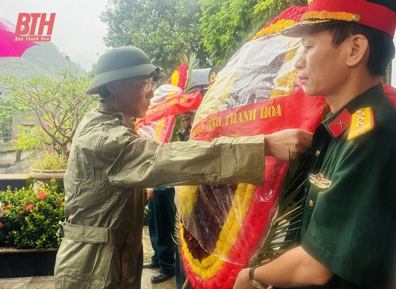 Phó Chủ tịch UBND tỉnh Đầu Thanh Tùng viếng nghĩa trang liệt sĩ và thăm, tặng quà gia đình chính sách tại Quan Hóa