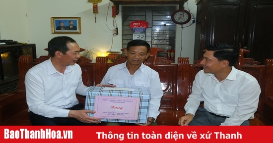 Deputy Secretary of the Provincial Party Committee Trinh Tuan Sinh visited the martyrs' cemetery and visited and presented gifts to policy families in Thieu Hoa and Hau Loc districts.