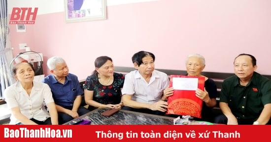 Tặng quà cho các thân nhân liệt sĩ cựu TNXP