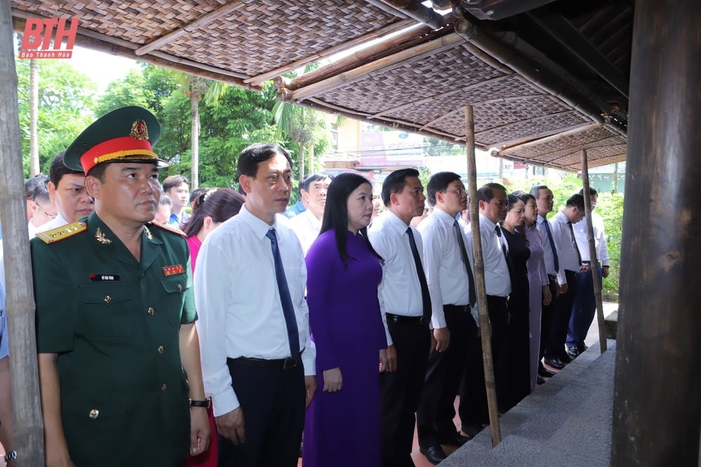 Đoàn đại biểu tỉnh Thanh Hóa dâng hương Chủ tịch Hồ Chí Minh, Mẹ Việt Nam Anh hùng, các Anh hùng liệt sĩ và tiền bối cách mạng