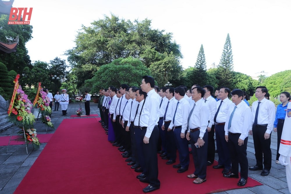 Đoàn đại biểu tỉnh Thanh Hóa dâng hương Chủ tịch Hồ Chí Minh, Mẹ Việt Nam Anh hùng, các Anh hùng liệt sĩ và tiền bối cách mạng