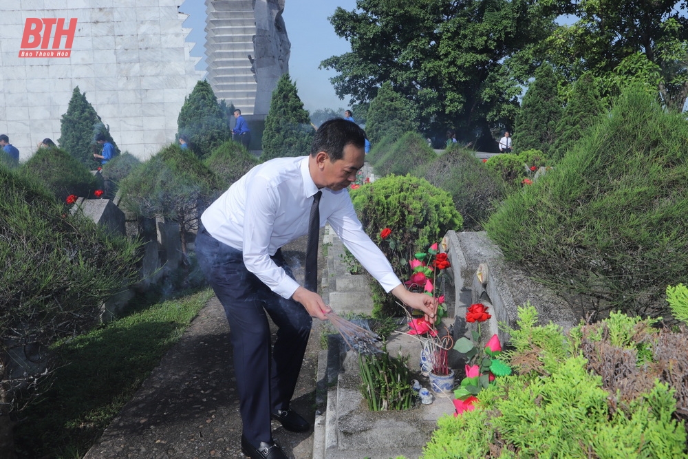 Đoàn đại biểu tỉnh Thanh Hóa dâng hương Chủ tịch Hồ Chí Minh, Mẹ Việt Nam Anh hùng, các Anh hùng liệt sĩ và tiền bối cách mạng