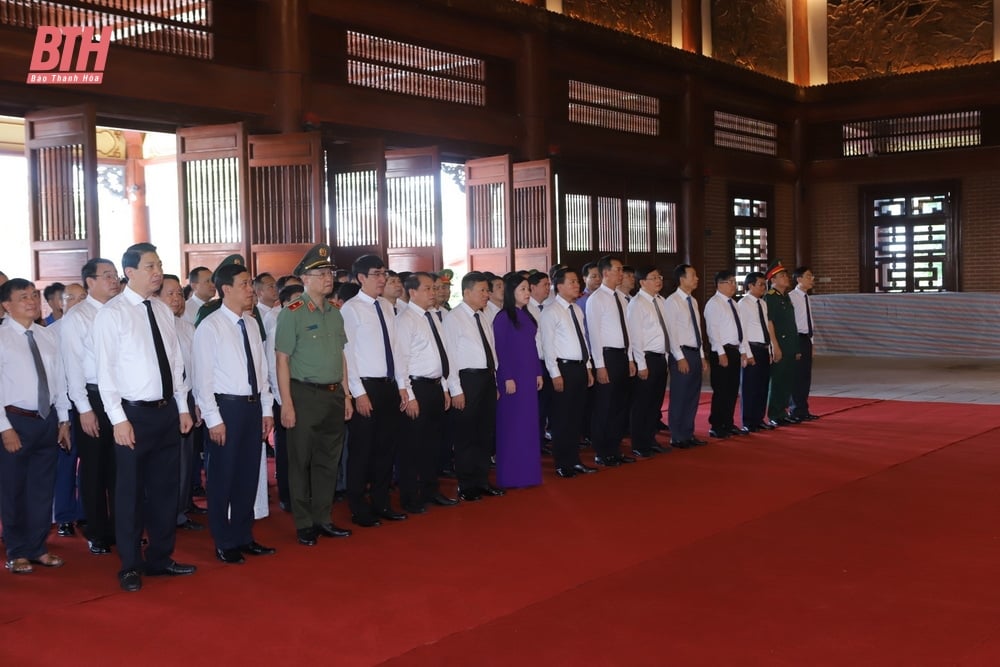 Đoàn đại biểu tỉnh Thanh Hóa dâng hương Chủ tịch Hồ Chí Minh, Mẹ Việt Nam Anh hùng, các Anh hùng liệt sĩ và tiền bối cách mạng