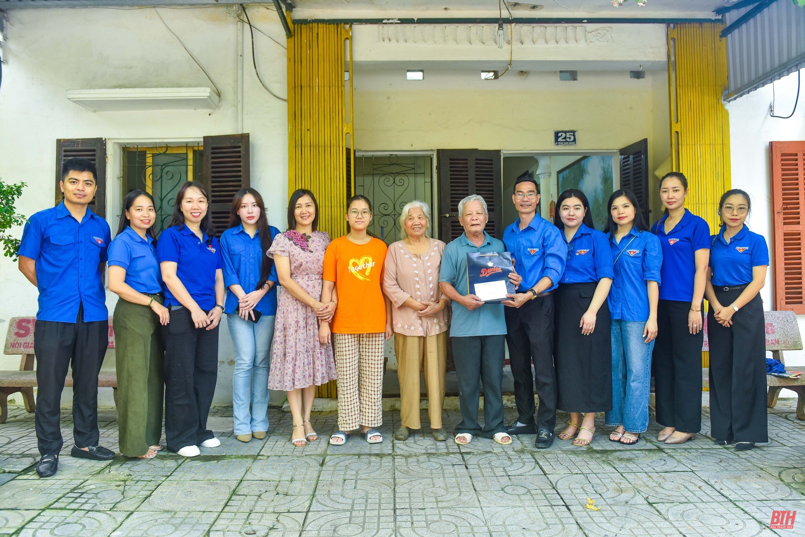 Đoàn Thanh niên Báo Thanh Hóa dâng hương, tri ân các Anh hùng liệt sĩ và thăm, tặng quà gia đình chính sách