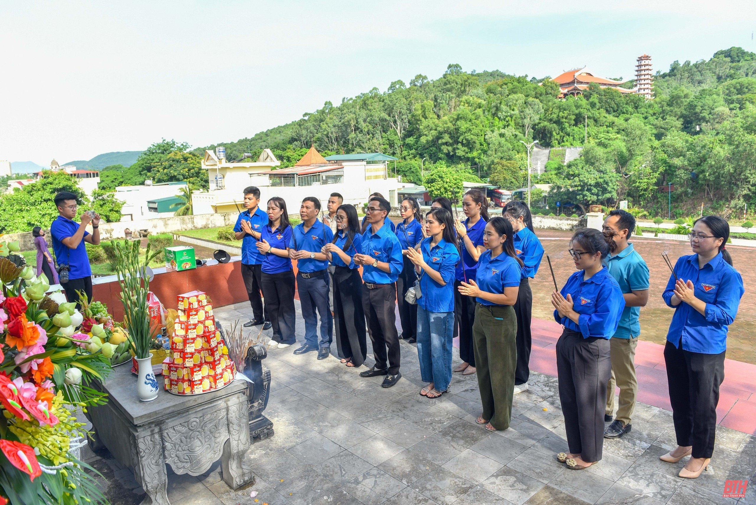 Đoàn Thanh niên Báo Thanh Hóa dâng hương, tri ân các Anh hùng liệt sĩ và thăm, tặng quà gia đình chính sách