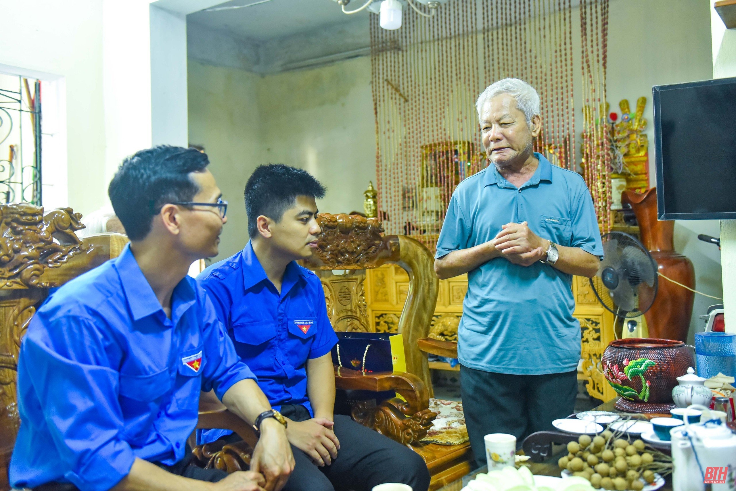 Đoàn Thanh niên Báo Thanh Hóa dâng hương, tri ân các Anh hùng liệt sĩ và thăm, tặng quà gia đình chính sách