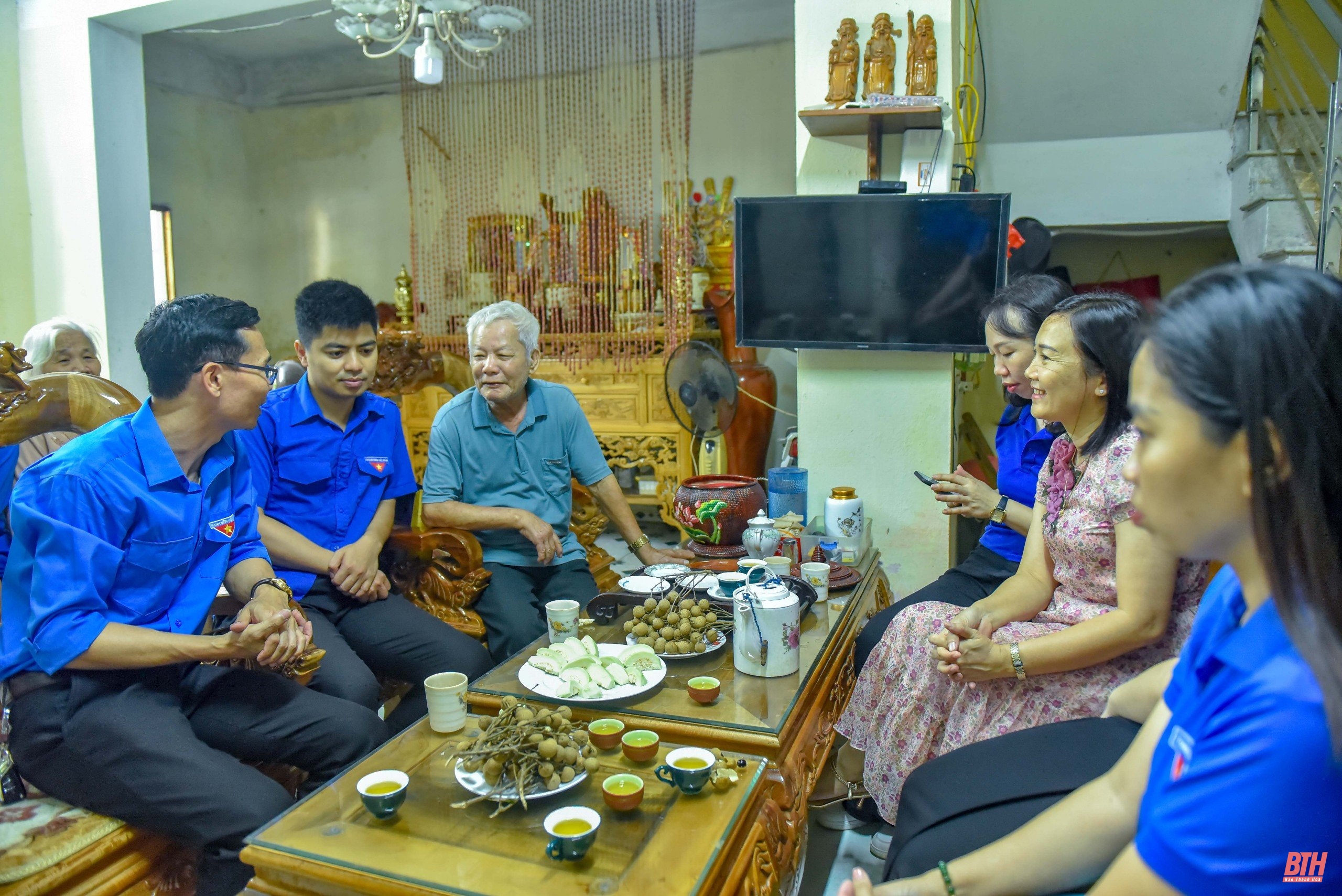 Đoàn Thanh niên Báo Thanh Hóa dâng hương, tri ân các Anh hùng liệt sĩ và thăm, tặng quà gia đình chính sách