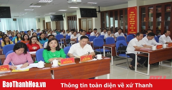 Apertura de la clase de teoría política intermedia no concentrada en la ciudad de Thanh Hoa, curso 2024-2025