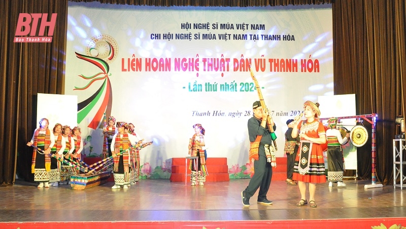 Sôi động liên hoan nghệ thuật dân vũ