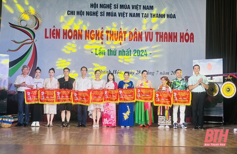 Sôi động liên hoan nghệ thuật dân vũ