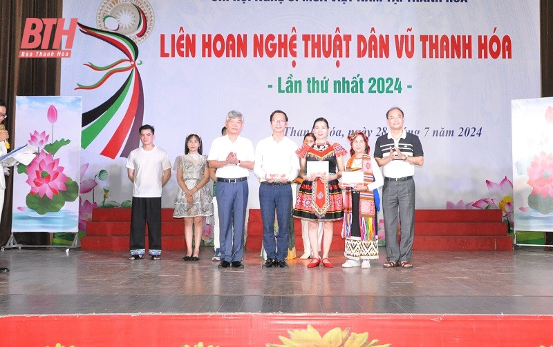 Sôi động liên hoan nghệ thuật dân vũ