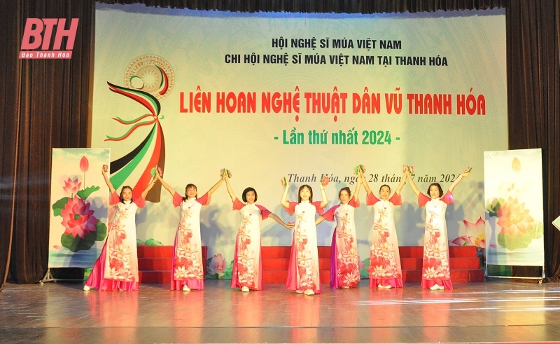 Sôi động liên hoan nghệ thuật dân vũ