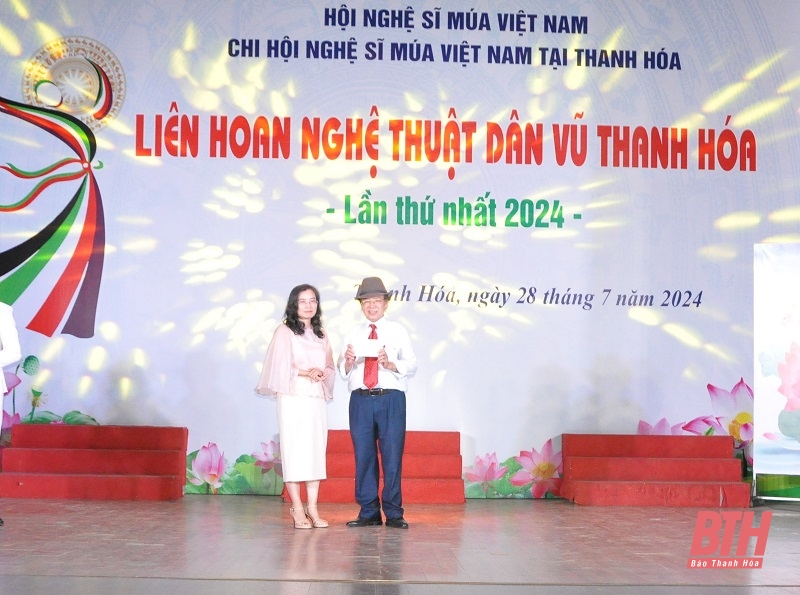 Sôi động liên hoan nghệ thuật dân vũ