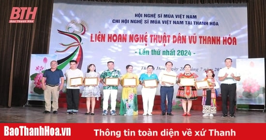 Sôi động liên hoan nghệ thuật dân vũ