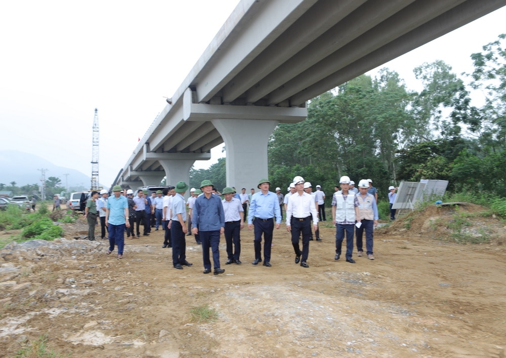 Bí thư Tỉnh ủy Đỗ Trọng Hưng kiểm tra các công trình trọng điểm tại huyện Hoằng Hóa và Nga Sơn