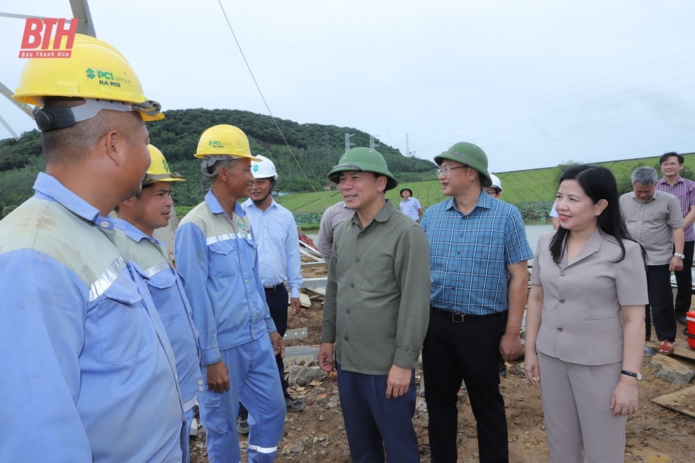 Bí thư Tỉnh ủy Đỗ Trọng Hưng thăm, tặng quà, động viên cán bộ, kỹ sư, công nhân đang thi công trên công trường Dự án đường dây 500kV mạch 3