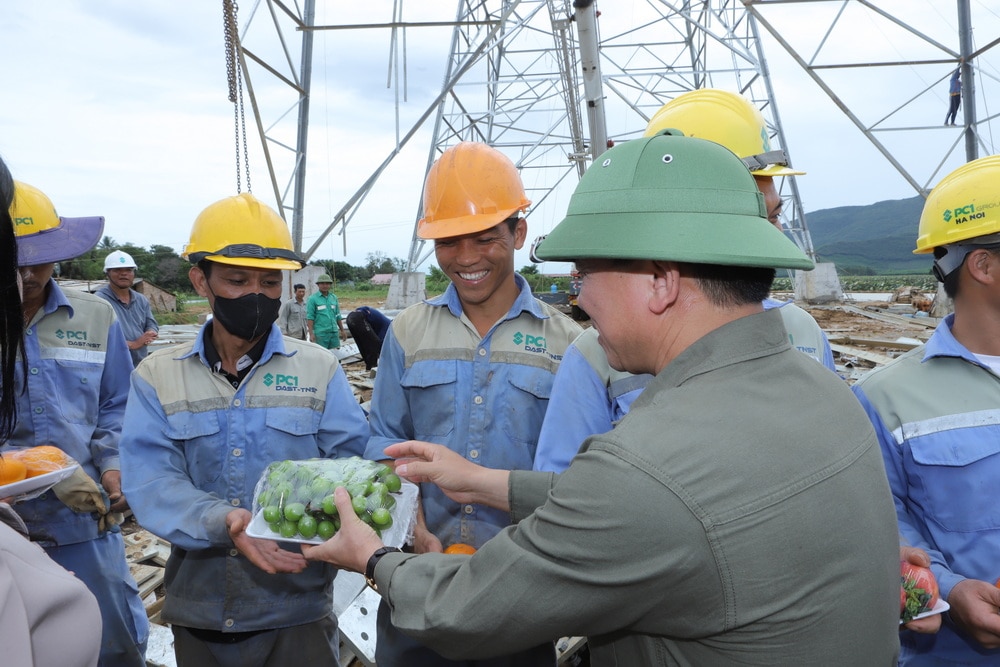 Bí thư Tỉnh ủy Đỗ Trọng Hưng thăm, tặng quà, động viên cán bộ, kỹ sư, công nhân đang thi công trên công trường Dự án đường dây 500kV mạch 3