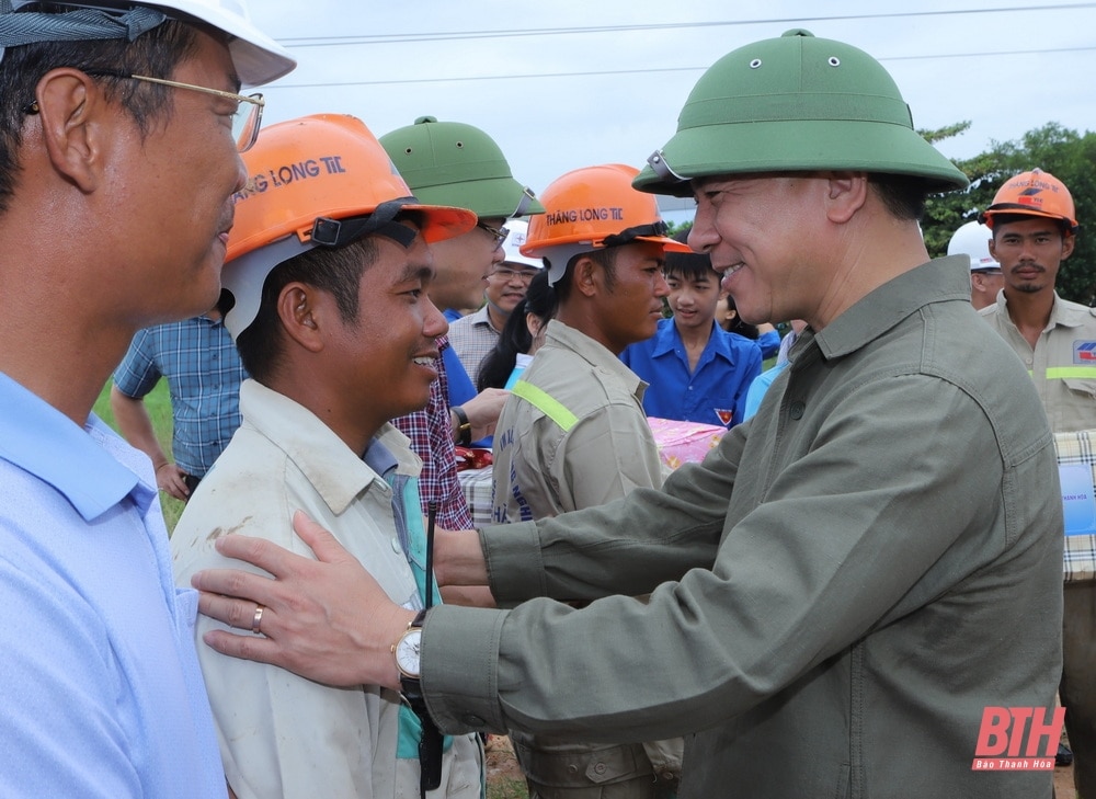 Bí thư Tỉnh ủy Đỗ Trọng Hưng thăm, tặng quà, động viên cán bộ, kỹ sư, công nhân đang thi công trên công trường Dự án đường dây 500kV mạch 3