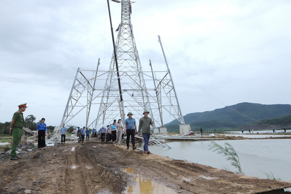 Bí thư Tỉnh ủy Đỗ Trọng Hưng thăm, tặng quà, động viên cán bộ, kỹ sư, công nhân đang thi công trên công trường Dự án đường dây 500kV mạch 3