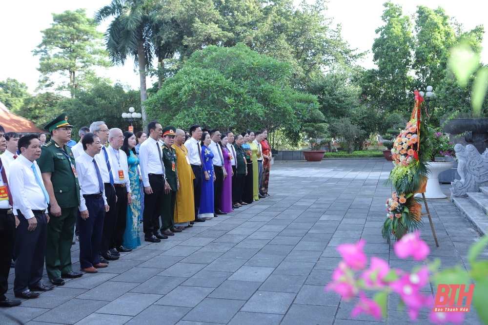 Đoàn đại biểu dự Đại hội MTTQ tỉnh Thanh Hóa lần thứ XV dâng hương, báo công với Chủ tịch Hồ Chí Minh