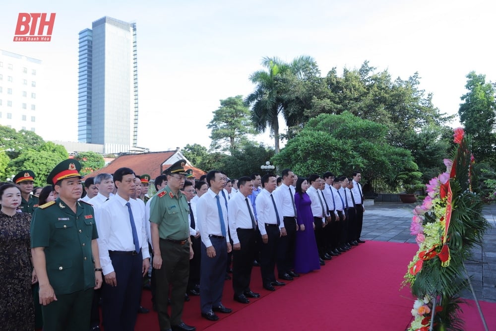 Đoàn đại biểu tỉnh Thanh Hóa dâng hương Chủ tịch Hồ Chí Minh, Mẹ Việt Nam Anh hùng, các Anh hùng liệt sĩ và tiền bối cách mạng