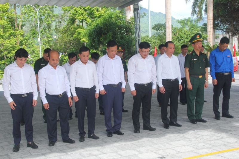 Une délégation de la province de Thanh Hoa a rendu visite aux héros et aux martyrs de la province de Ha Giang