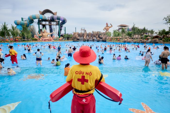 Der Wasserpark im Sun World Sam Son Entertainment Complex zog Besucher an, sobald er in Betrieb genommen wurde. Foto Sonne