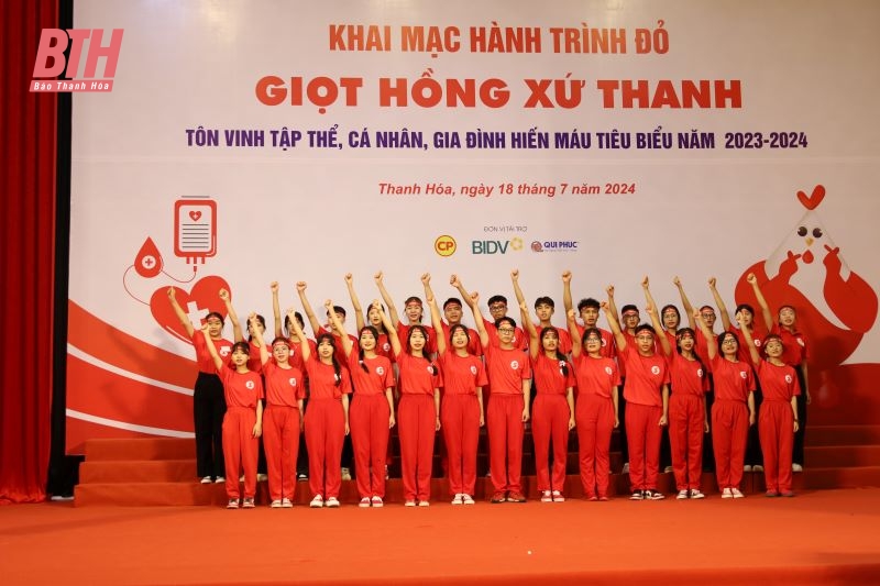 Khai mạc “Hành trình đỏ - Kết nối dòng máu Việt” lần thứ XII