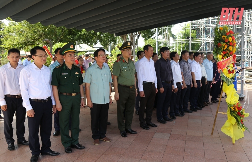 El subsecretario del Comité Provincial del Partido, Trinh Tuan Sinh, visitó a los heroicos mártires en la ciudadela de Quang Tri y el monumento conmemorativo del pelotón Mai Quoc Ca.