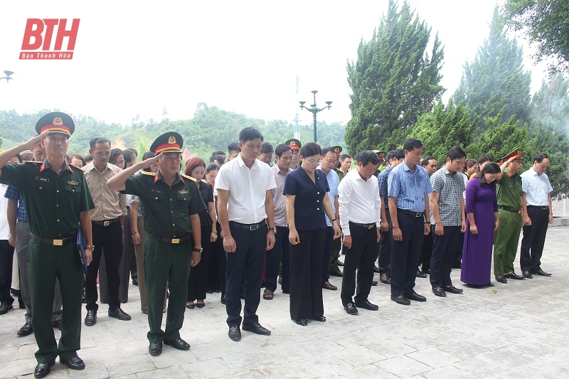 Phó Chủ tịch HĐND tỉnh Nguyễn Quang Hải viếng nghĩa trang liệt sĩ và thăm, tặng quà các gia đình chính sách tại Như Xuân