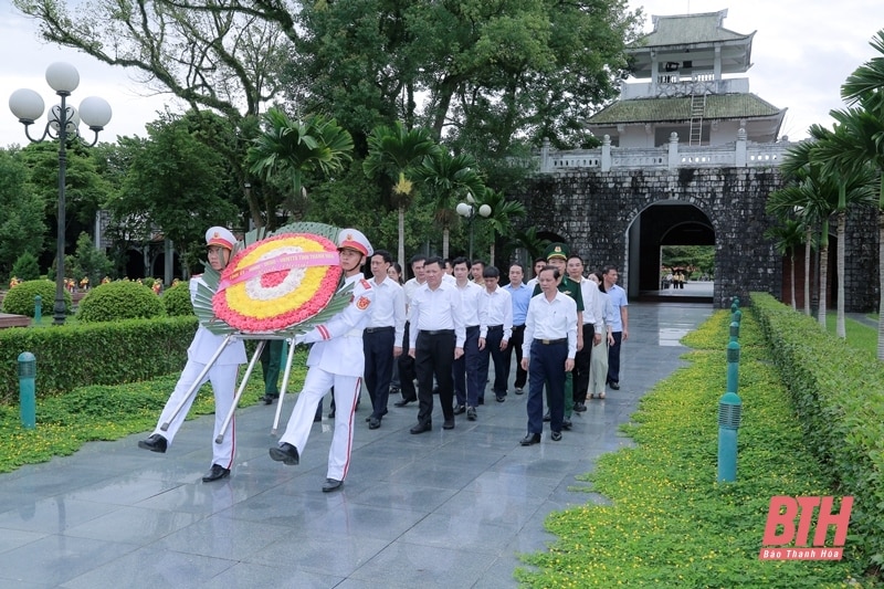 Phó Chủ tịch Thường trực UBND tỉnh Nguyễn Văn Thi dâng hoa, dâng hương viếng các nghĩa trang liệt sĩ trên địa bàn tỉnh Điện Biên