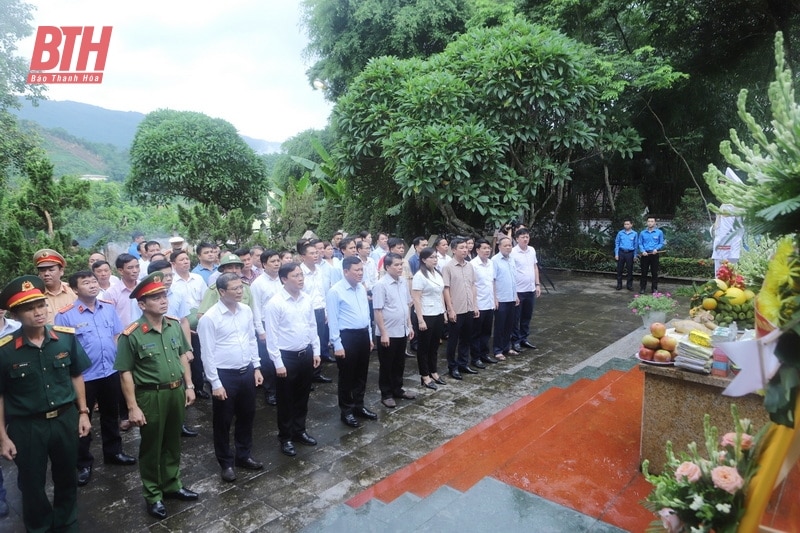 Phó Chủ tịch Thường trực UBND tỉnh viếng các Anh hùng liệt sĩ và thăm, tặng quà gia đình chính sách tại huyện Lang Chánh