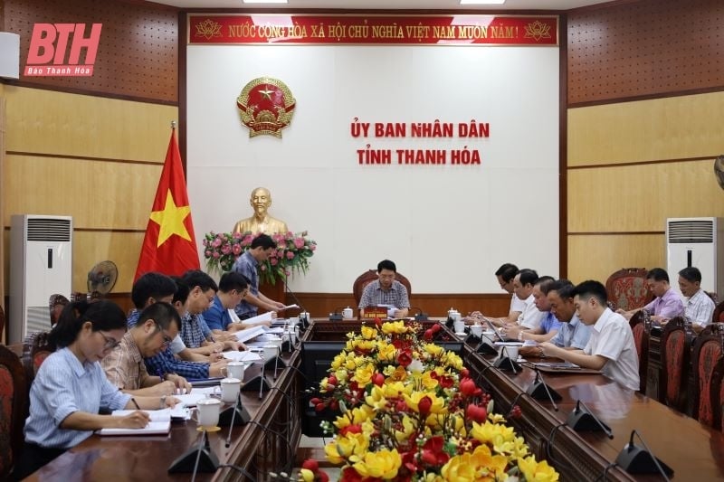 Phó Chủ tịch UBND tỉnh Lê Đức Giang nghe báo cáo việc đề nghị ban hành Quyết định phân cấp và giao quản lý, khai thác công trình thủy lợi 