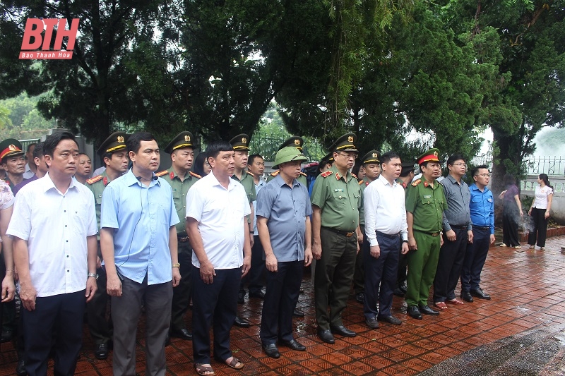 Thiếu tướng Trần Phú Hà, Giám đốc Công an tỉnh viếng nghĩa trang liệt sĩ và thăm, tặng quà đối tượng chính sách huyện Mường Lát