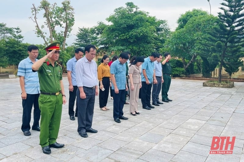 Trưởng Ban Dân vận Tỉnh ủy, Chủ tịch Ủy ban MTTQ tỉnh viếng các Anh hùng liệt sĩ và thăm, tặng quà gia đình chính sách huyện Thạch Thành