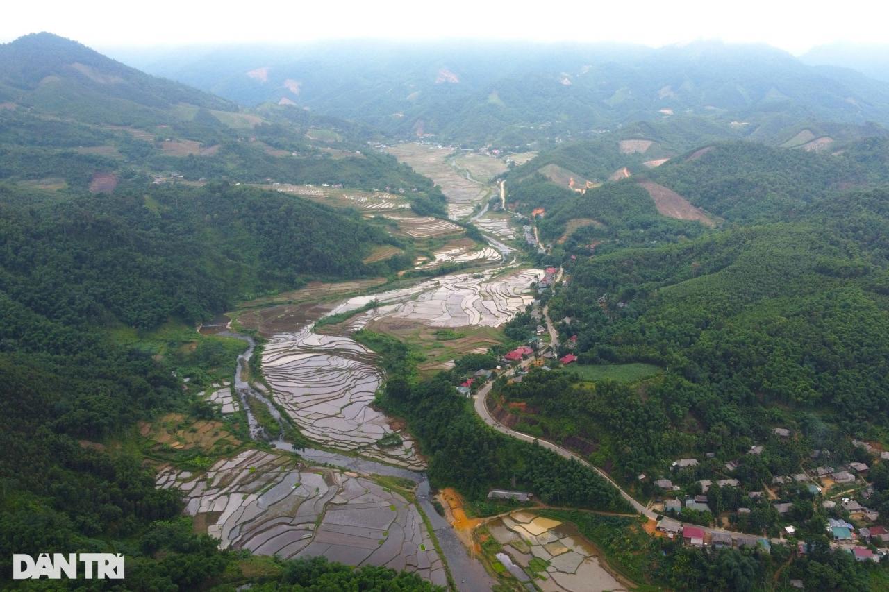 Admire the beautiful and peaceful terraced fields in the flooding season in Thanh Hoa