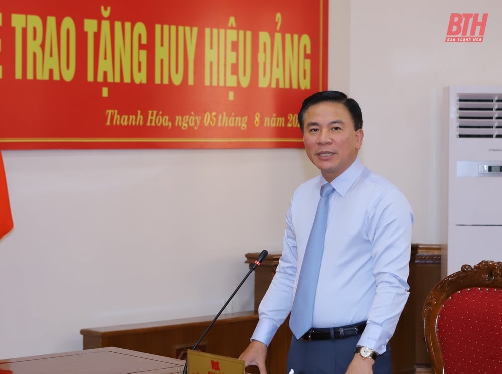 Trao huy hiệu 60 năm tuổi Đảng cho đồng chí Lôi Xuân Len, nguyên Phó Chủ tịch UBND tỉnh