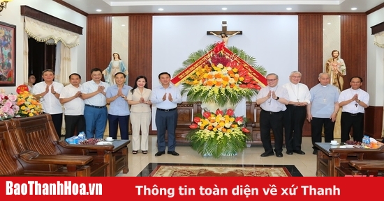 Provincial Party Secretary Do Trong Hung congratulates Archbishop Nguyen Chi Linh