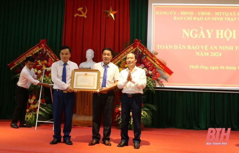 Phó Chủ tịch Thường trực HĐND tỉnh Lê Tiến Lam chung vui “Ngày hội toàn dân bảo vệ an ninh Tổ quốc năm 2024” tại xã Thiết Ống