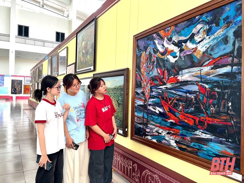 Un grand nombre de personnes ont visité et apprécié l’exposition des beaux-arts du centre-nord.