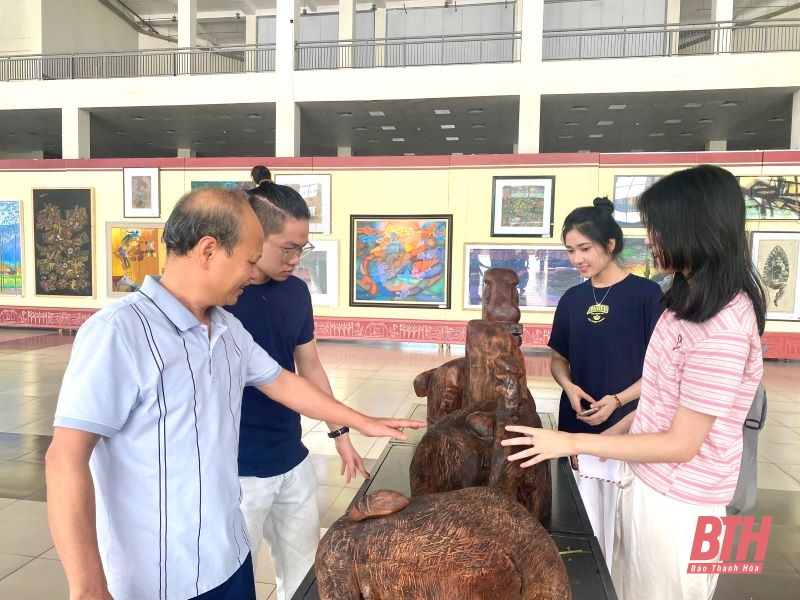 Đông đảo công chúng tham quan, thưởng lãm Triển lãm Mỹ thuật Bắc miền Trung