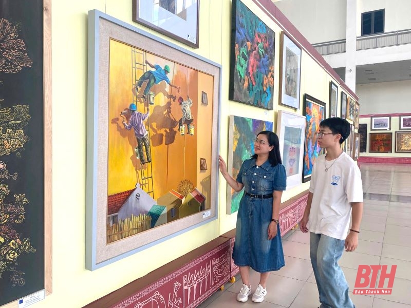 Un grand nombre de personnes ont visité et apprécié l’exposition des beaux-arts du centre-nord.