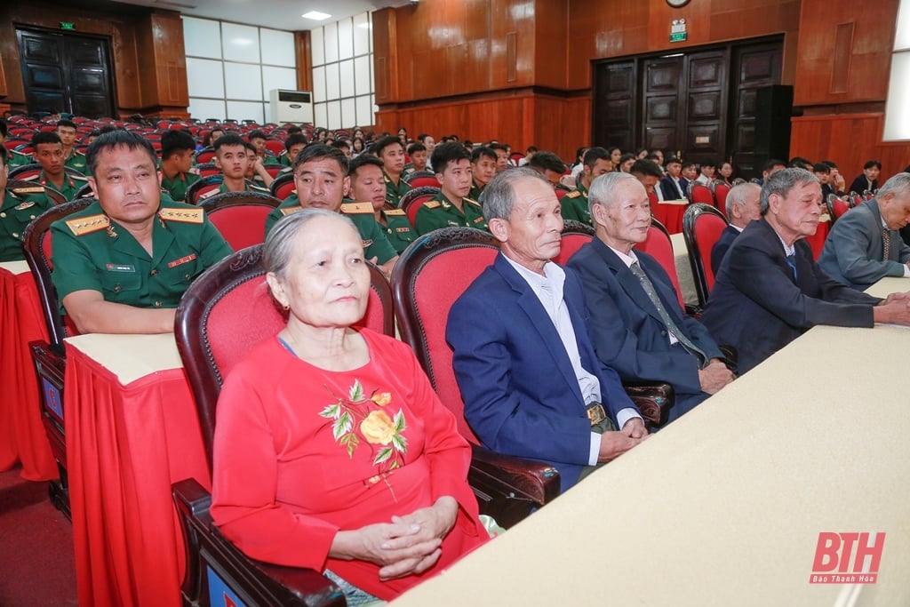 Trao tặng Huân chương Lao động của Chủ tịch nước CHDCND Lào cho các cá nhân Ban C thuộc Bộ Thủy lợi (cũ) tỉnh Thanh Hóa