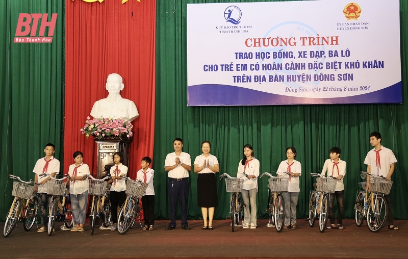 Nhiều trẻ em có hoàn cảnh đặc biệt khó khăn được nhận quà nhân dịp khai giảng năm học mới 2024-2025