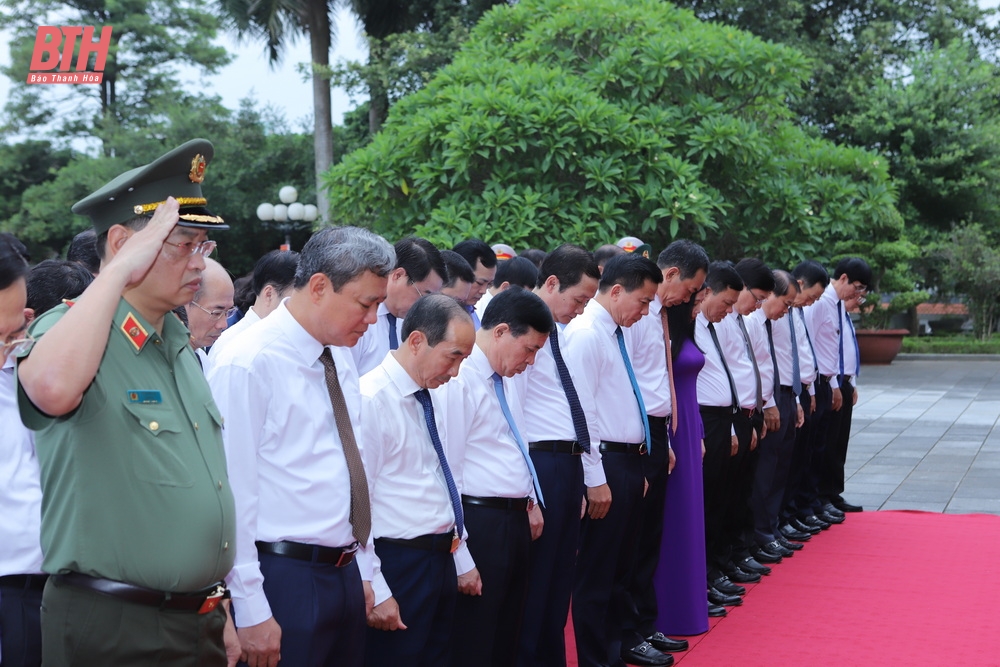 Đoàn đại biểu tỉnh Thanh Hóa dâng hương tưởng niệm Chủ tịch Hồ Chí Minh, Mẹ Việt Nam Anh hùng và các Anh hùng liệt sĩ nhân dịp Quốc khánh nước CHXHCN Việt Nam